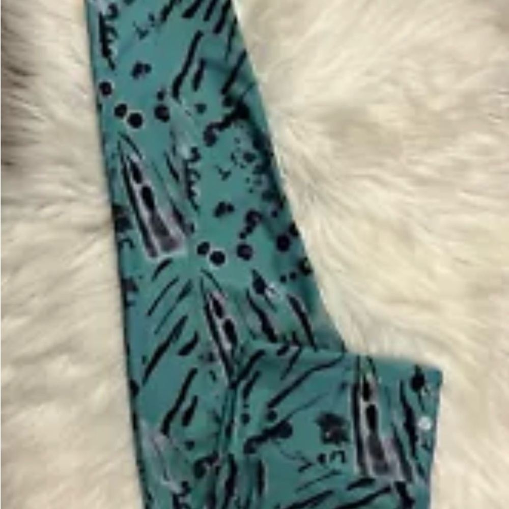 Like New BALLY TOTAL FITNESS WOMENS CAPRI LEGGINGS W SIDE POCKETS SIZE XL.